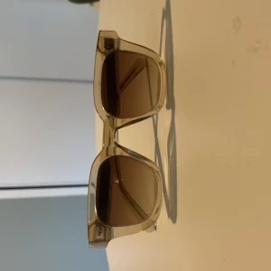 Chimi 04  - Jag säljer mina chimi 04 som är beiga och dom kostar 1250 nypris, Dom är använda cirka 3-4 gånger men tyckte inte om dom. 