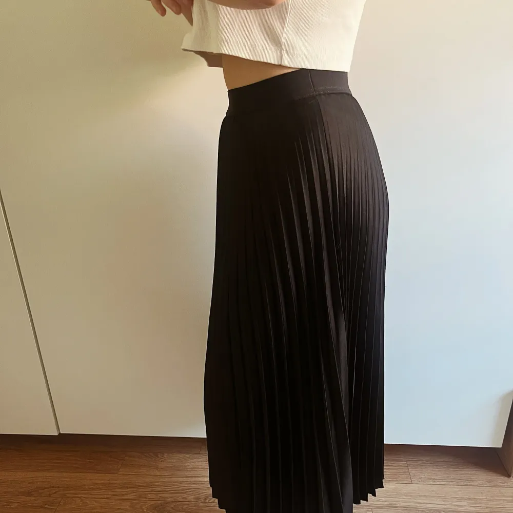 Säljer nu denna supersöta räfflade kjolen, slutar ungefär lite under knäna och är i silkesmaterial. Mycket stretch vid midjan så kan funka för flera storlekar!. Hameet.