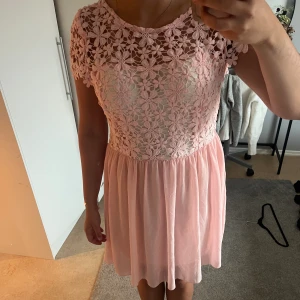 Sommar klänning - Använd 1 gång, köpt för 599kr, slutsåld