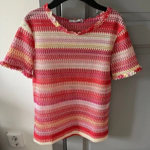 Topp zara  - Säljer denna fina tröja från zara då den inte kommer till användning. Tröjan är köpt på plick och finns inte att köpa längre 