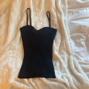 Svart linne  - Svart linne, bra material, från Gina tricot, xs, endast använd en gång (säljer för den är för liten för mig) 
