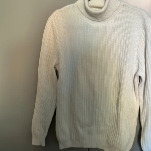 Stickad polo - Storlek L  Helt ny 