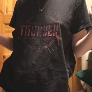 Tröja - Använd Kan använda den om du målar om något eller färgar håret och vill inte förstöra fina kläddesplack.  Är storlek L men känns som S. Bredd: 36 Längd: 55cm