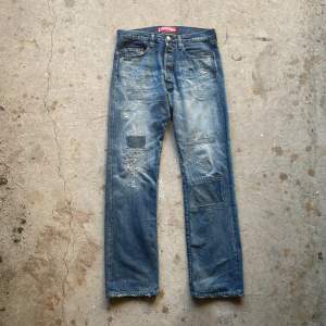 Junya watanabe x Levis jeans som använts fåtal gånger. De har riktigt skön distressing och detaljer och perfekt wash. De sitter straight. Retail låg på 880€ 