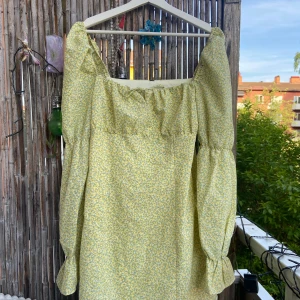 Sommarklänning nyskick 💘 - Aldrig använd, köptes för liten strl M 💞