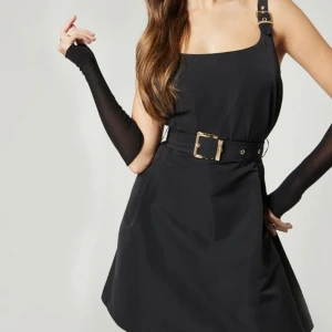 Svart kort klänning  - En svart miniklänning, perfekt för fest. Storlek 36. Klänning är HELT ny med prislappen fortfarande på.  Ordinariepris: 685kr