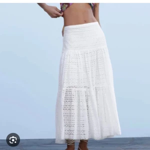 Snygg vit broderad långkjol  - Säljer min jättefina långkjol från Zara som är broderad (storlek: S 36) Den är använd fåtal gånger men har inga fläckar eller andra skavanker. Säljer för att den inte kommer till användning. Använd gärna ”köp nu” 😚