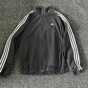 Adidas Tracksuit - Svart Adidas tracksuit jacka i storlek M 
