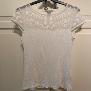 Vit spetts t-shirt - Säljer min vita supersnygga spetts t-shirt! Storlek s, sitter tight och bekvämt ✨