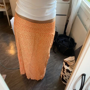 Kjol - Orange långkjol som är köpt på Gotland för 3 år sen❤️‍🔥minns ej vart den är köpt 