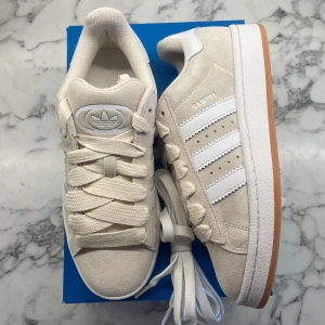 Adidas Campus 00s ”Wonder White Gum” - Helt nya och oanvända Adidas Campus 00s ”Wonder White Gum”. Storlek: 38 2/3. Pris: 1599+frakt. Skicka ett meddelande vid intresse! 