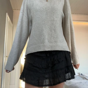 Neo noir kjol - Jättefin kjol med volanger i från neo noir💓Lite lång men blir bra när man viker ner, har inte lappen kvar men tror att den är i storlek xs och har bara använts kanske en gång🥰🥰Nypris 599