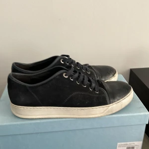 Lanvin - Hej, säljer dessa svarta Lanvins i ett helt okej skick. Box och dustbag medföljer självklart. Hör av er vid funderingar! 😊