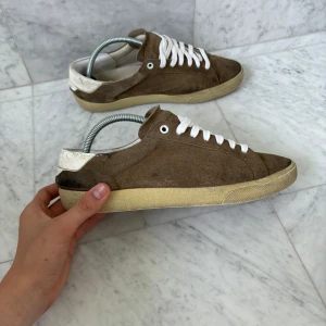 Saint Laurent skor  - Säljer nu dessa feta Saint Laurent skor i den eftertraktade modellen SL/06. | Skorna är använda men har fortfarande en del kvar att ge. | Nypris: 6000 kr | Storlek: 43 | Endast skorna tillkommer | Svarar gärna på era frågor!