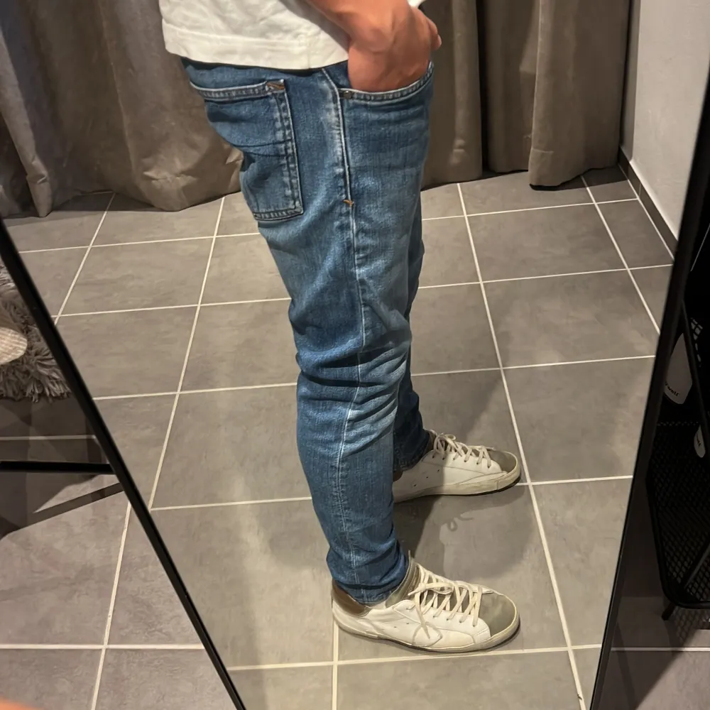 Säljer ett par riktigt snygga Tiger of sweden Evolve jeans i strl 30/30 | Slim fit | Modellen på bilden är 170 |. Jeans & Byxor.
