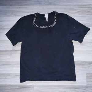 Topp  - Svart topp med fast sydd kedja från H&M.  
