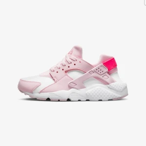 nike huarache - nike huarache skor, storlek 37,5 men i barn storlek utan sula. Skickar bild vid intresse köpta dör 1300kr aäljer för 450kr pris går att diakutera 