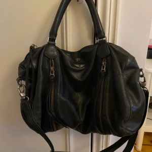 Zadig väska - Intressekoll! funderar på att sälja min stora Zadigväska, kan diskutera pris👍🏼 den har ett litet hål inuti som syns på tredje bilden annars i bra skick. Jättefin och jätterymmlig 