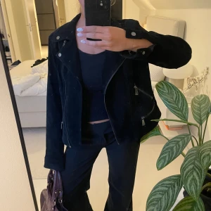 Läder jacka - Super cool jacka som ej kommer till användning jag har xs/s men jackan är i XL vilket gör att den är väldigt liten i storleken!