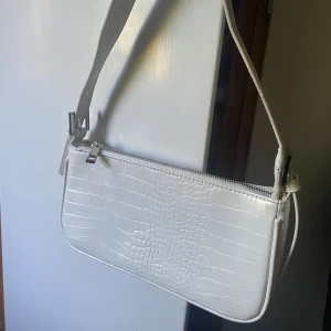 Vit axelremsväska Gina Tricot - Vit handväska från Gina Tricot, använd 1 gång så fint skick