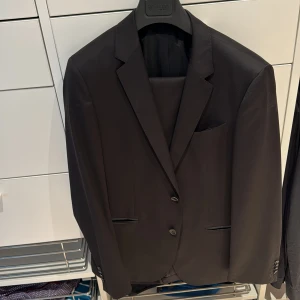 Boss svart kostym  - Knappt använd och väldigt bra kvalite. Har växt ur kavajen tyvärr 