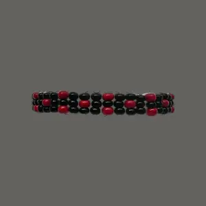 Hephaestus II Red är ett snyggt armband uppbyggt av röda och svarta rocaillespärlor. Armbandet har en omkrets på cirka 18 cm men är töjbart.