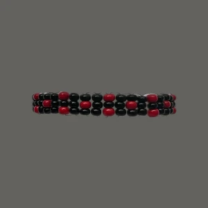 Pärlarmband - Hephaestus II Red är ett snyggt armband uppbyggt av röda och svarta rocaillespärlor. Armbandet har en omkrets på cirka 18 cm men är töjbart.