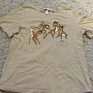  T-shirt med Bambi tryck på  - Säljer denna T-shirten med Disney tryck på då den inte kommer till användning längre!