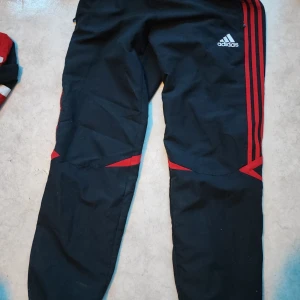 Äldre Adidas Fotbolls byxor - Äldre retro fotbollsbyxor som är till IFK Östersund tröjan som jag också säljer, se sista bilden för att se tröjan som säljs i annan annons ihop med dessa byxorn. Dessa byxor är även i nästintill nyskick.