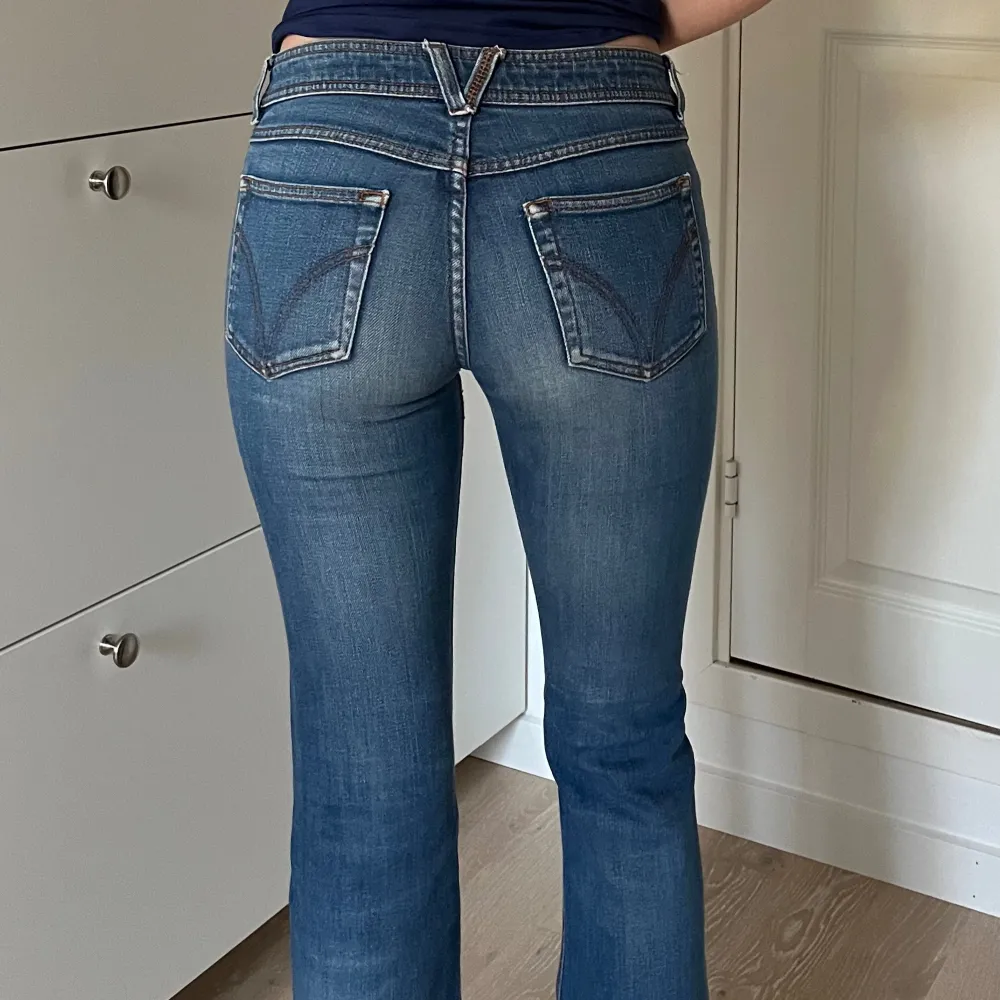 Lågmidjade jeans från Dolce&Gabbana. Dom är utsvängda i modellen, Innerbenslängden är 72 cm, midjemåttet är 36 cm rakt över💞 Jättefint skick!! . Jeans & Byxor.