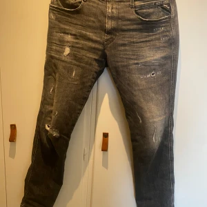 Replay anbass jeans - Ett par helt oanvända replay Anbass jeans i färgen grå. Jätte enkla att styla skick 10/10 Den var för stora och det är varför jag säljer dem 