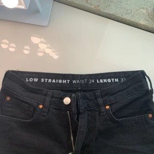 Jeans - Ett par snygga low straight jeans från bikbok. Använda max 5 gånger. Nypris 600. Skriv om ni har några frågor. 