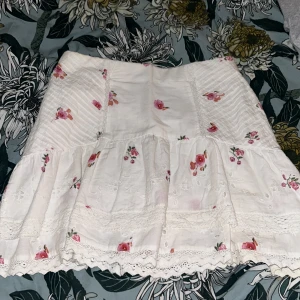 Blommig kjol från Zara. Storlek M - Aldrig Andvänt. En ganska gammal modell. Men i bra skick