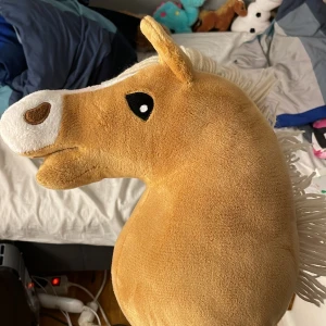 Käpphäst - Hej! Jag säljer min käpphäst då den inte kommer till andvändning.  Jag säljer för 200kr och är som ny.