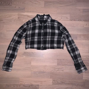 Kroppad knapptröja - Fint skick och knappt använd. 