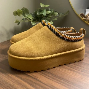 Fake ugg  - Jätte snygga!!!! Tyvärr förstora så ska beställa nya i mindre strl. Strl 39.❤️