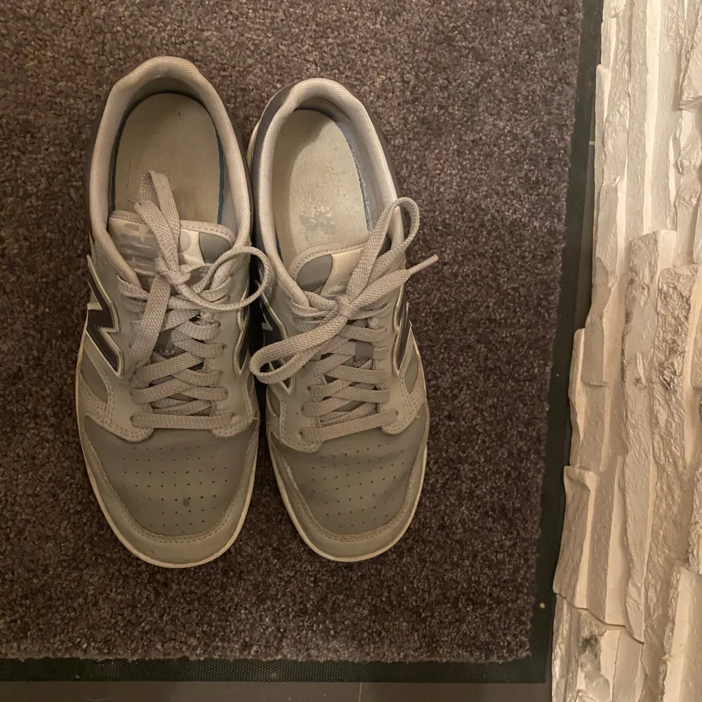 Snygga gråa new balance skor i storlek 41. Har en liten fläck (se bild 3) men det märks inte så mycket. Kan tänka mig att gå ner i pris. Perfekt nu till våren 🥰. Skor.