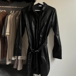 Skinnklänning - 🤍Kort skinnklänning med bälte i strl 38