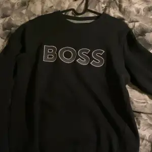 Boss tröja i storlek m i nyskick använd kanske 2-3 gånger max. I mörkblå färg. 