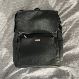 🐆skinnryggsäck🐆 - Supersnygg skinn ryggsäck från Don Donna! Endast använd ett fåtal gånger så skicket är iprincip som nytt❤️ fack för dator finns! Nypris 799 mitt pris 399!☺️