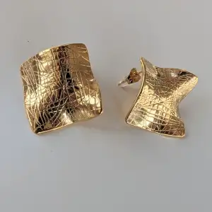 Mönster Textur Geometrisk 18K guldpläterad Rostfritt Stål  Örhängesbredd ca 3,9 cm höjd ca 3,9 cm  Aldrig använt 