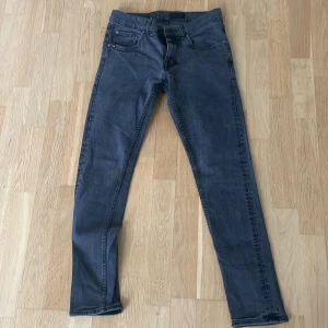Tiger of Sweden jeans - Säljer mina Tiger of Sweden Jeans då dem är för små. Dem är i bra skick 9/10 har inga defekter eller skador. Storlek 28/30 (slim jeans) 