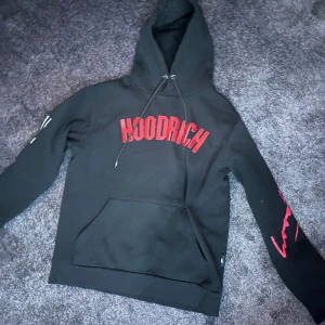 Hoodrich hoodie  - Helt ny, gillar inte själva tröjan längre men  allt är i bra skick och bra passform 