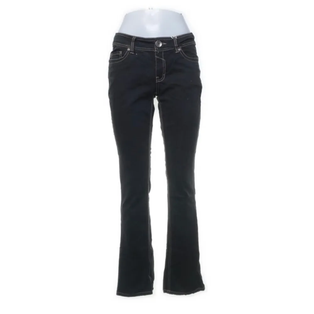 Intresse koll!!! Låga midjade jeans. Använda få tal gånger och säljer på grund av att dom inte kom till användning så mycket❤️. Jeans & Byxor.