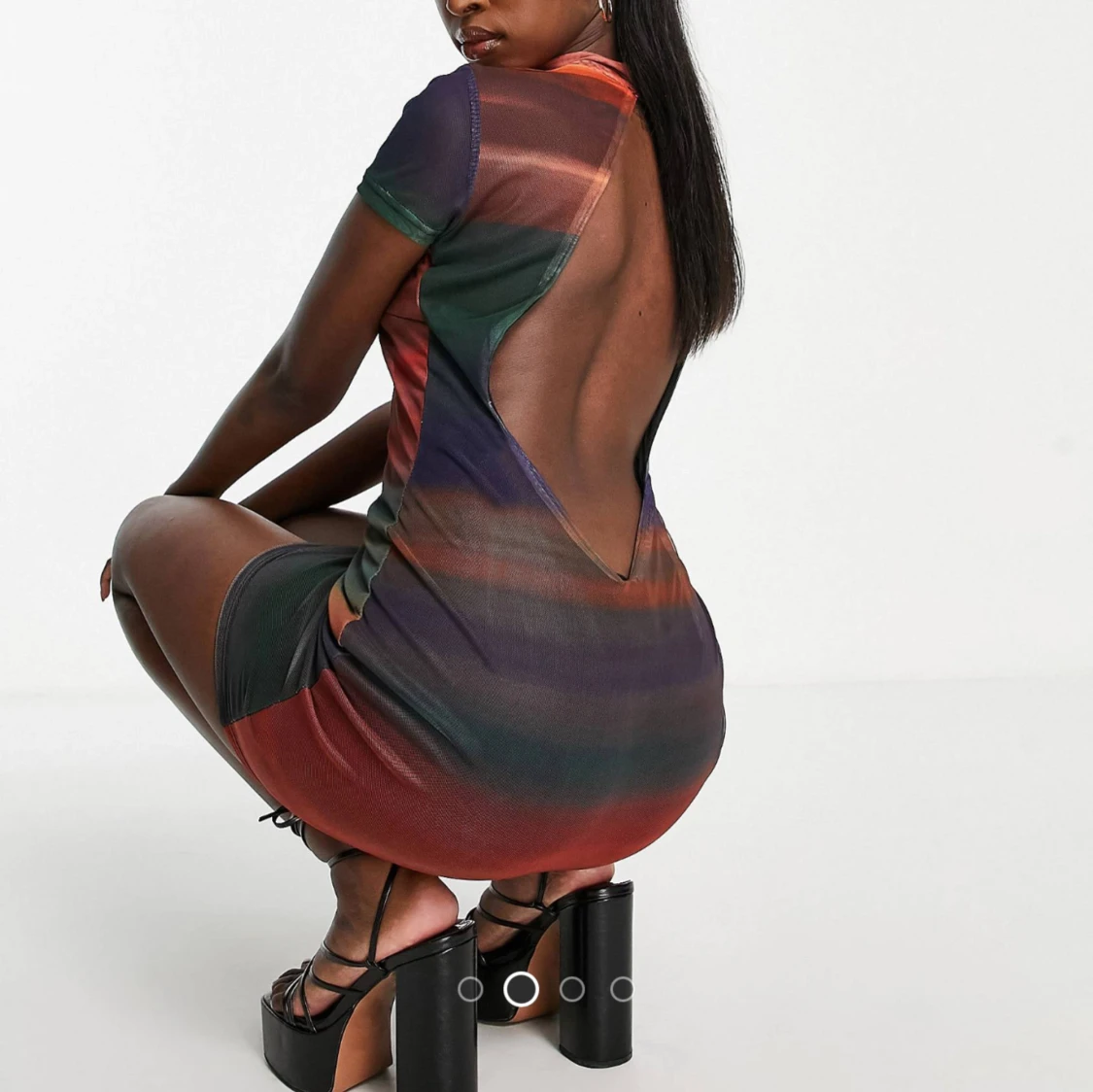 Cool klänning med djup rygg 