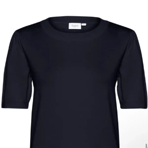 Stickad kortärmad tröja  - Sparsamt använd så den är i jätte bra skick. NYPRIS: 350kr 💙