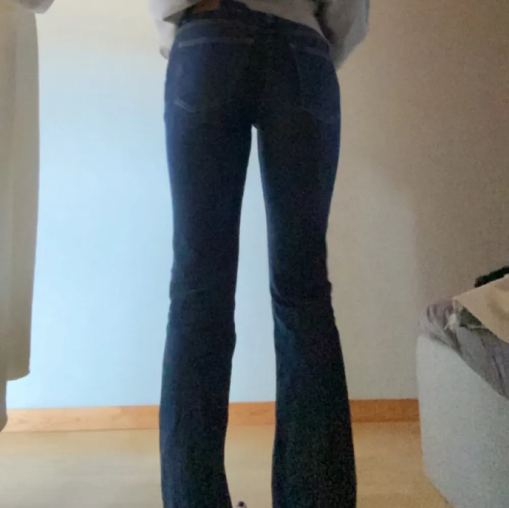 Mörkblåa bootcut jeans!  Inga defekter, se detaljer sista bilden🩷 Midjemått- 37cm Innerbenslängd- 83cm Passar mig som är 180🩷  Skriv vid frågor🩷. Jeans & Byxor.