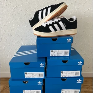 Adidas Campus 00s "Core Black" - Storlekar från 37 1/3 - 38 2/3. Skick: 10/10 Oanvända  Pris: 1599kr/st