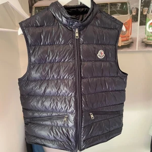 Moncler väst - Säljer min moncler väst för att den inte passar längre, självklart äkta och storleken är 2/ S. Öppen för byten och kan gå ned i pris vid snabb affär Kvitto finns, är köpt hos Garms market