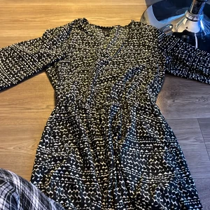 Fin klänning storlek 38  - Fin klänning  Stolek 38 Aldrig använd 